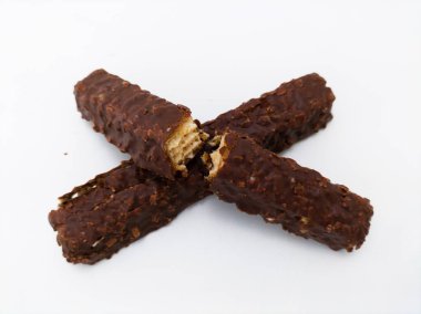 Çikolata, karamel ve fındık kaplı gofret.