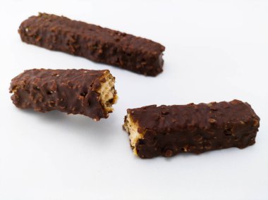 Çikolata, karamel ve fındık kaplı gofret.