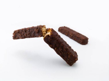 Çikolata, karamel ve fındık kaplı gofret.