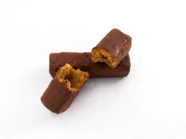 beyaz zemin üzerine çikolatalı çerez