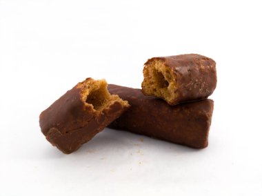 beyaz zemin üzerine çikolatalı çerez