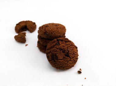 Beyaz üzerine izole edilmiş çikolatalı kurabiye.