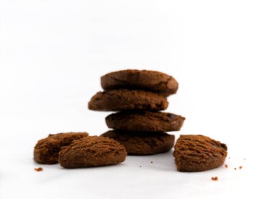 Beyaz üzerine izole edilmiş çikolatalı kurabiye.