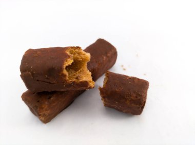 beyaz zemin üzerine çikolatalı çerez