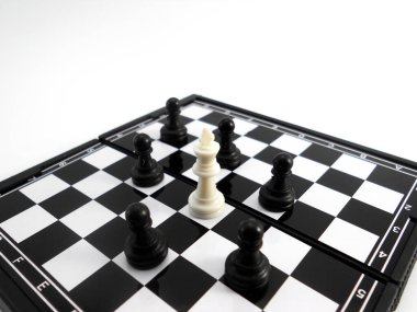 Satranç oyununu beyaz zemin üzerine