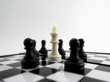 Satranç oyununu beyaz zemin üzerine