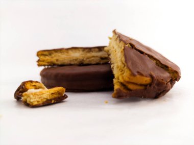 Çikolatalı ve vanilyalı yuvarlak bisküvili sandviç.