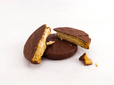 Çikolatalı ve vanilyalı yuvarlak bisküvili sandviç.