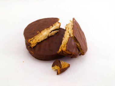 Çikolatalı ve vanilyalı yuvarlak bisküvili sandviç.