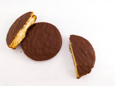 Çikolatalı ve vanilyalı yuvarlak bisküvili sandviç.