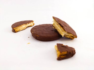 Çikolatalı ve vanilyalı yuvarlak bisküvili sandviç.