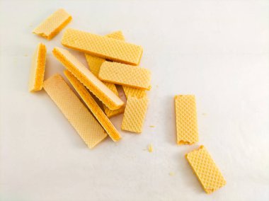 Beyaz arkaplanda krem peynirli gofret