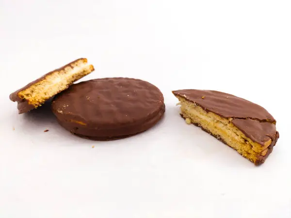 Çikolatalı ve vanilyalı yuvarlak bisküvili sandviç.