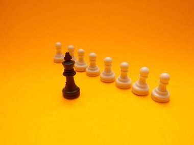 Turuncu arkaplanda satranç taşları