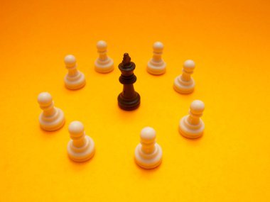 Turuncu arkaplanda satranç taşları