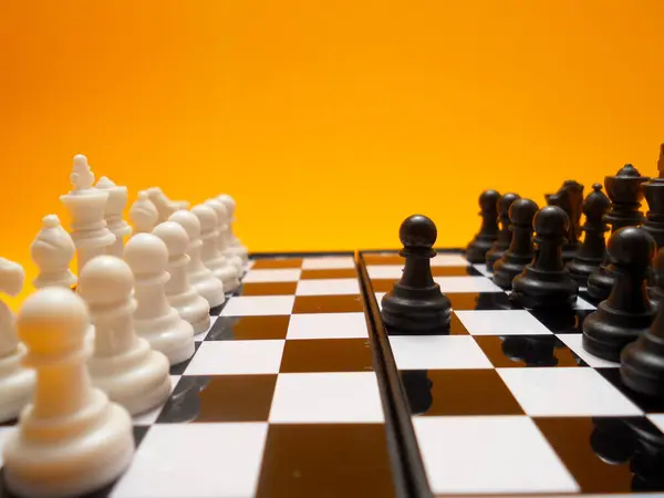 Turuncu arka planda satranç tahtası