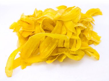 Beyaz arkaplanda kurutulmuş sarı muz cipsi