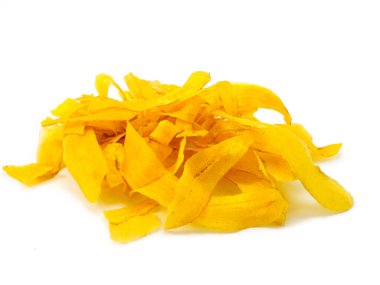 Beyaz arkaplanda kurutulmuş sarı muz cipsi