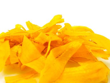 Beyaz arkaplanda kurutulmuş sarı muz cipsi