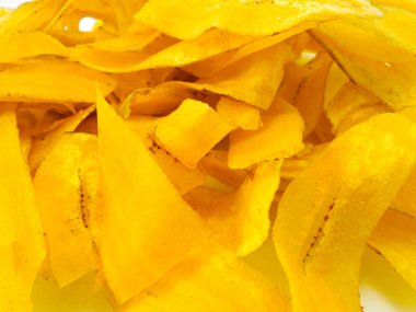 Beyaz arkaplanda kurutulmuş sarı muz cipsi