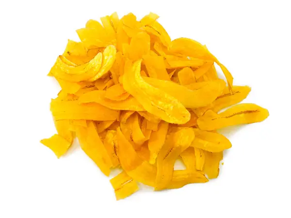 Beyaz arkaplanda kurutulmuş sarı muz cipsi