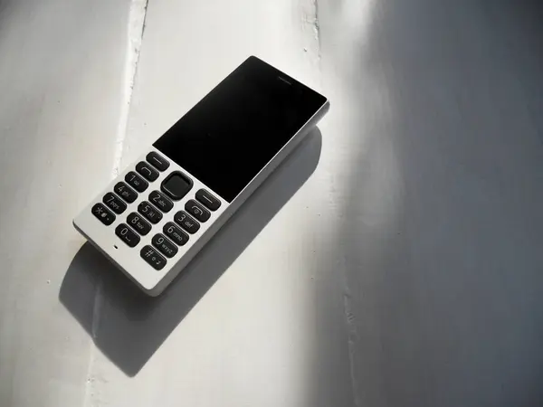 beyaz zemin üzerine eski cep telefonları