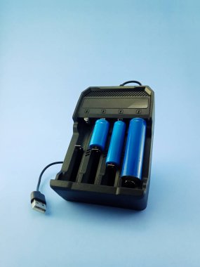 Açık mavi arkaplanda şarj edilebilir mavi piller