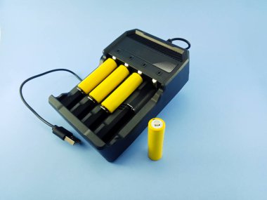 Açık mavi arkaplanda şarj edilebilir sarı piller