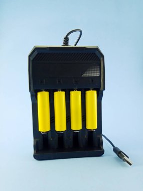 Açık mavi arkaplanda şarj edilebilir sarı piller