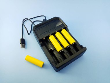 Açık mavi arkaplanda şarj edilebilir sarı piller