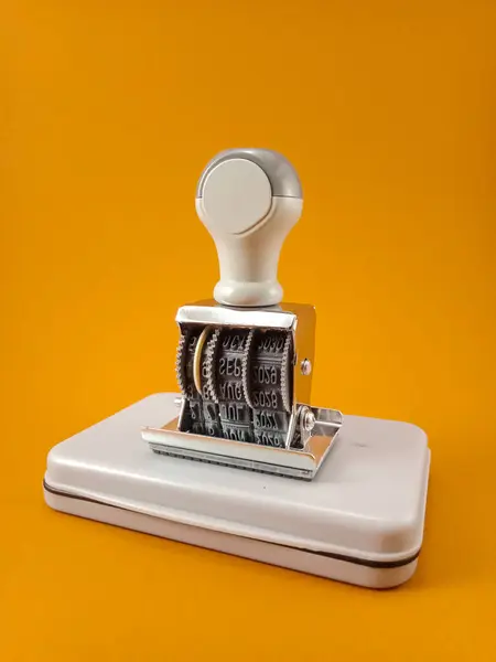 Açık kahverengi arkaplanda kauçuk tarih damgası