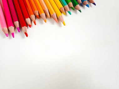 Beyaz arkaplanda renkli kalemler