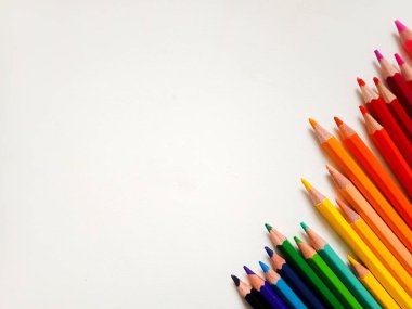 Beyaz arkaplanda renkli kalemler