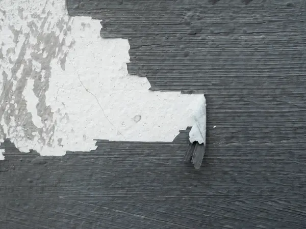 Dökümlü duvardaki boya soyuluyor.