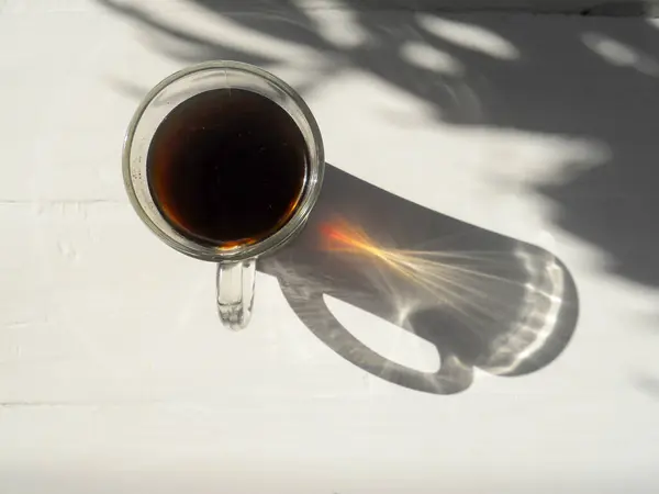 Beyaz ahşap masada bir fincan kahve