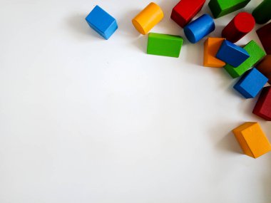 Beyaz arkaplanda renkli tahta bloklar