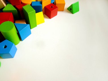 Beyaz arkaplanda renkli tahta bloklar