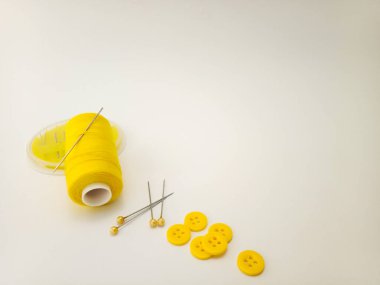 Beyaz arka plan üzerinde dikiş malzemeleri