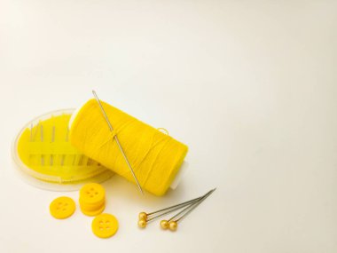 Beyaz arka plan üzerinde dikiş malzemeleri