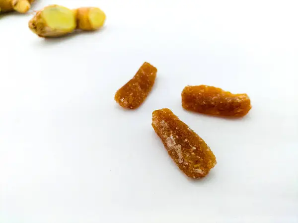 Beyaz arkaplanda zencefil şekeri