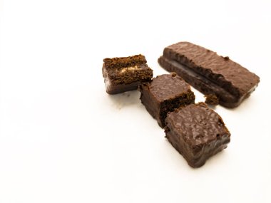 Beyaz arka planda çikolatalı pasta