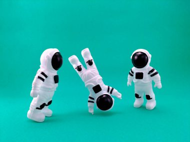 Küçük plastik astronot oyuncakları donuk arka planda