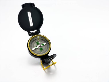 pusula siyah arkaplanda dinleniyor