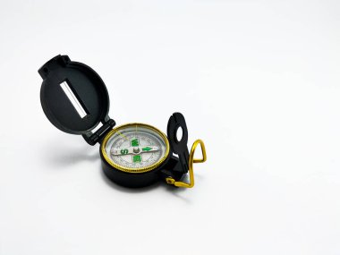 pusula siyah arkaplanda dinleniyor