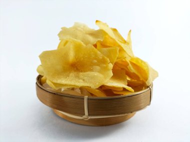 Beyaz arka planda Cassava cipsleri. Cassava tropikal bölgelerde popüler bir nişasta kökü sebzesidir..