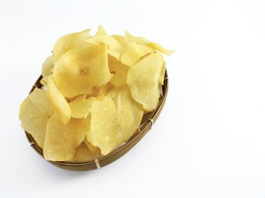 Beyaz arka planda Cassava cipsleri. Cassava tropikal bölgelerde popüler bir nişasta kökü sebzesidir..