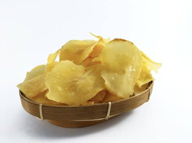 Beyaz arka planda Cassava cipsleri. Cassava tropikal bölgelerde popüler bir nişasta kökü sebzesidir..