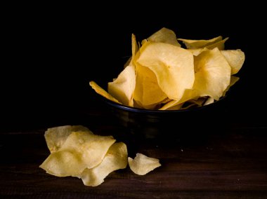 Koyu ahşap arka planda çerez. Cassava tropikal bölgelerde popüler bir nişasta kökü sebzesidir..