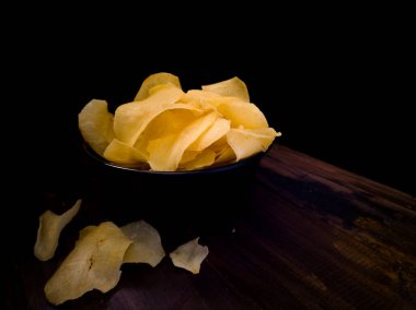 Koyu ahşap arka planda çerez. Cassava tropikal bölgelerde popüler bir nişasta kökü sebzesidir..