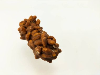 Çikolata ve pirinç gevreğiyle kaplı atıştırmalıklar.